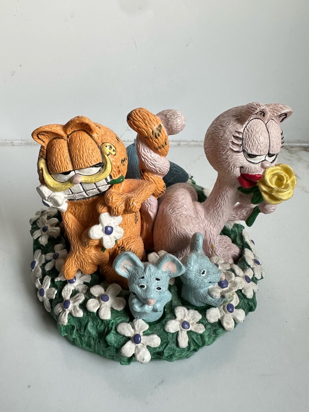 vintage 1993 Danbury Mint "Love in Bloom" Garfield and Arlene figurine